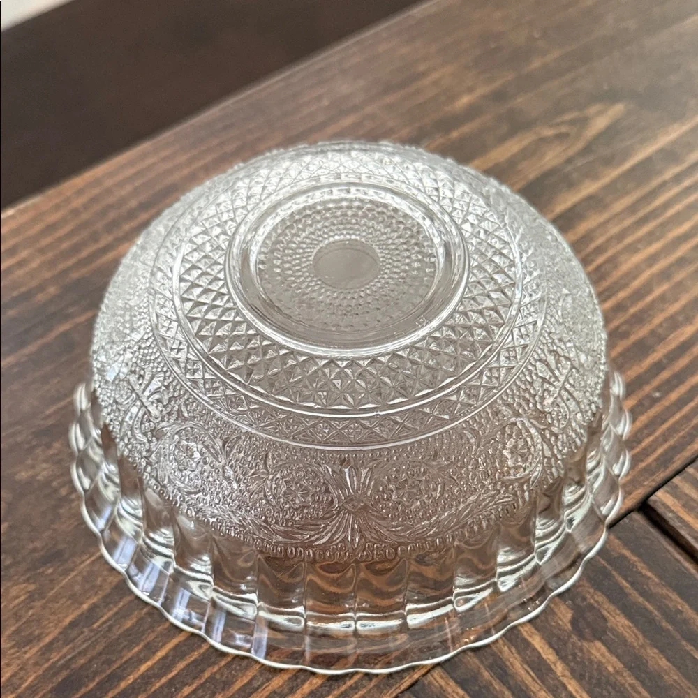 Elegant Clear Glass Decorative Bowl with Lid